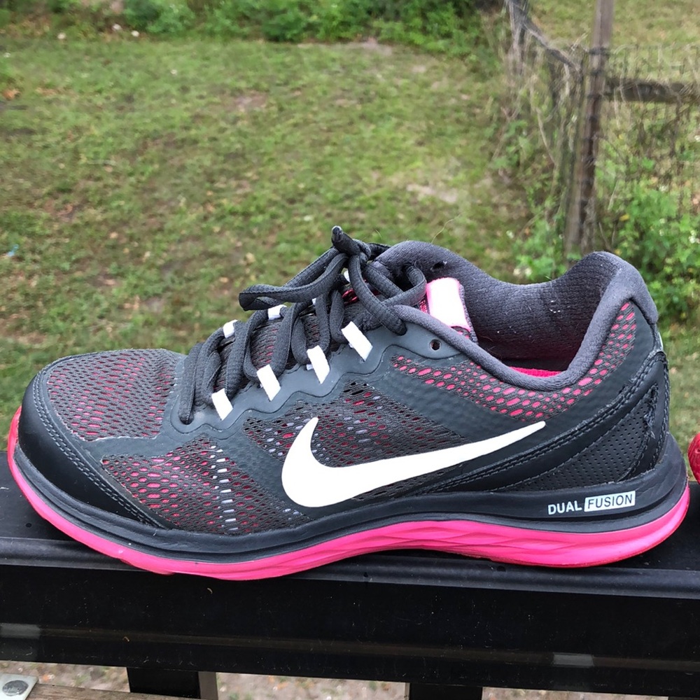 Nike dual fusion sneakers